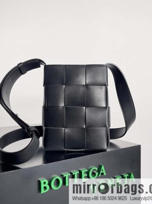 BV Bottega veneta new mobile phone bag woven vertical bag shape, model number: 729298 black