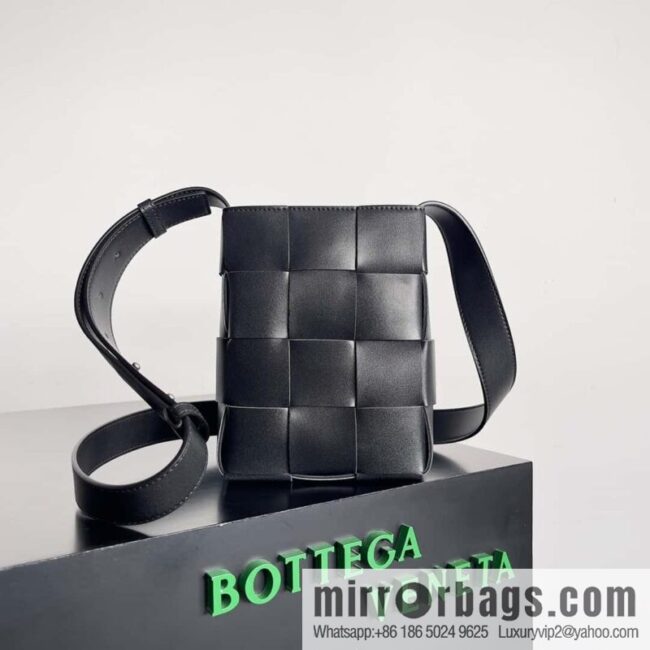 BV Bottega veneta new mobile phone bag woven vertical bag shape, model number: 729298 black