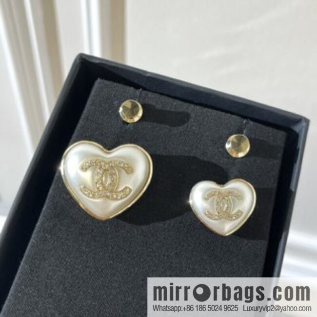 2021 new Chanel double c double peach heart brooch