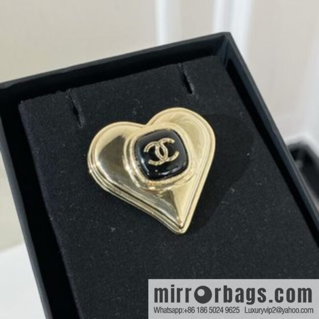 2021 new Chanel double c peach heart brooch