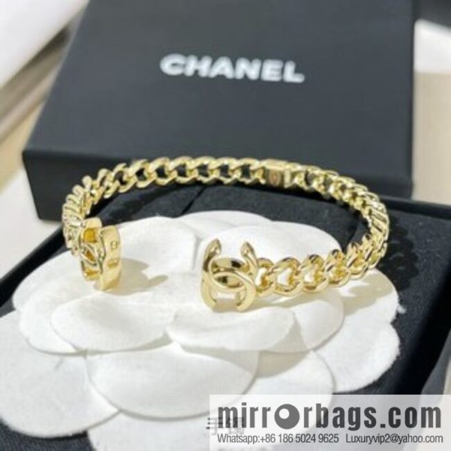 New ☑️ Chanel Double C Glossy Opening Bracelet