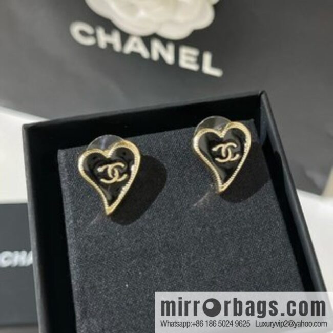 New ☑️ Chanel 2022 peach heart stud earrings