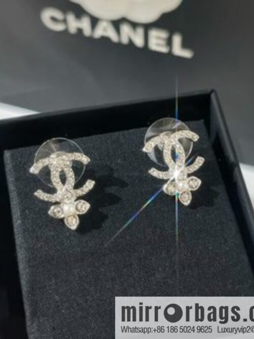 New ☑️ Chanel double c four-leaf clover pearl stud earrings