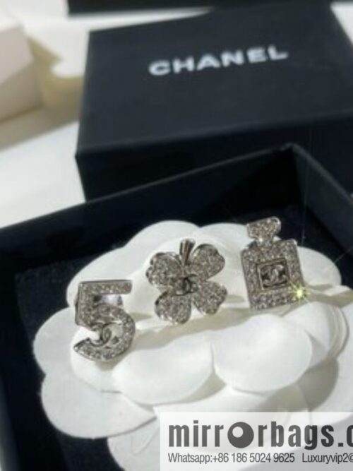 New ☑️ Chanel double c 5 words, perfume bottle, four-leaf clover brooch