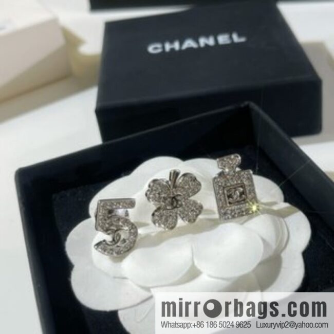 New ☑️ Chanel double c 5 words, perfume bottle, four-leaf clover brooch
