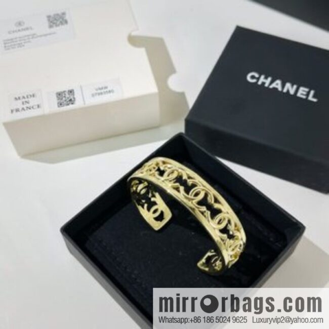 New ☑️ Chanel double c cut-out bracelet