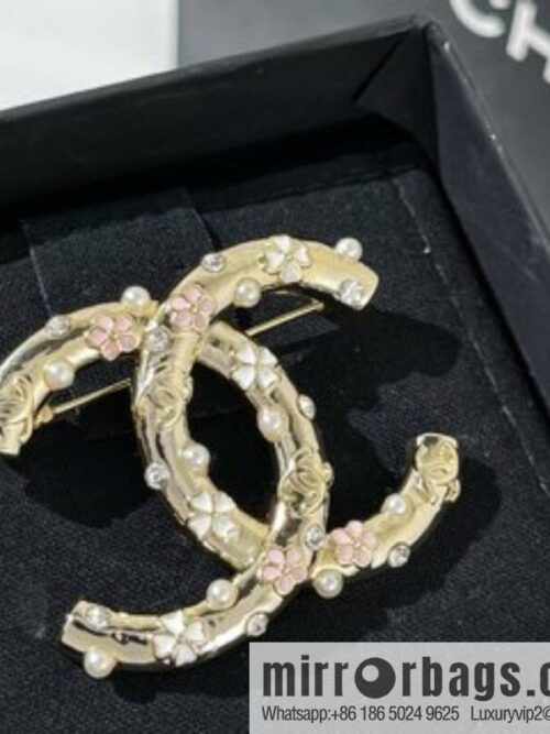 New ☑️ Chanel double c white pink four-leaf clover pearl brooch