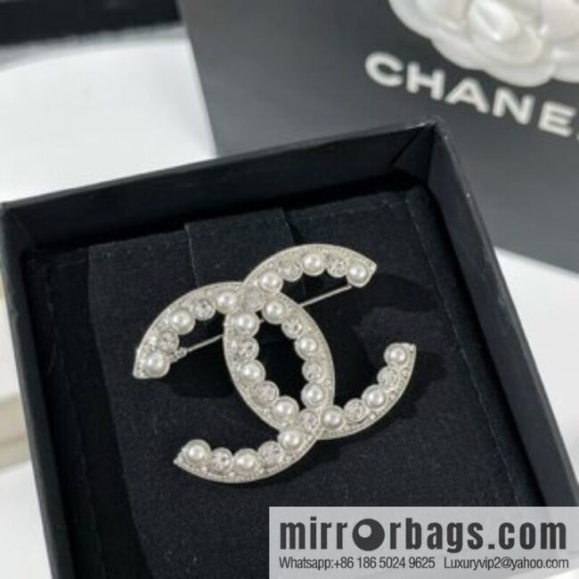 New ☑️ Chanel pearl double c brooch