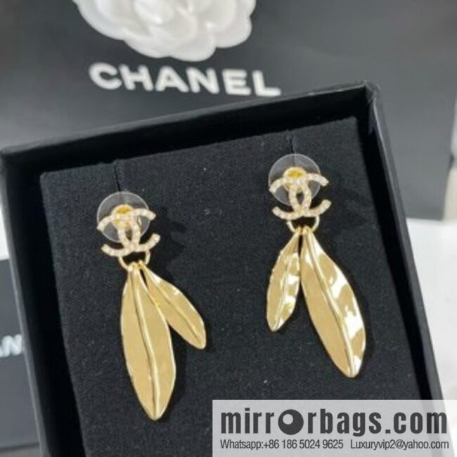 New ☑️ Chanel double c gold tree leaf stud earrings