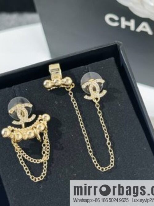New ☑️ Chanel double c asymmetrical stud earclip