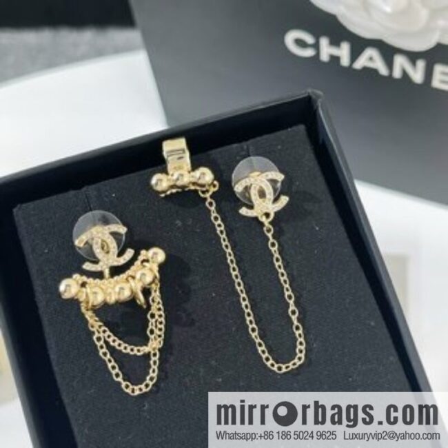 New ☑️ Chanel double c asymmetrical stud earclip