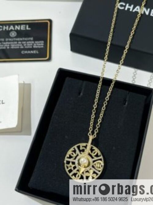 New ☑️ Chanel turntable pearl necklace