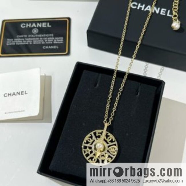 New ☑️ Chanel turntable pearl necklace