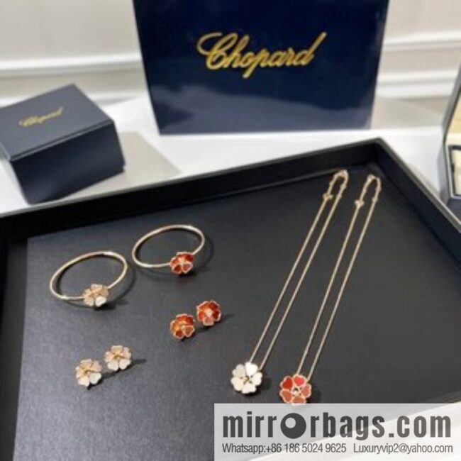 i1652713626_516_0-800x800jh1sjg1yvjw23400_20250716022552.jpg Chopard PRECIOUS LACE VAGUE 5 heart agate, white shell necklace, bracelet