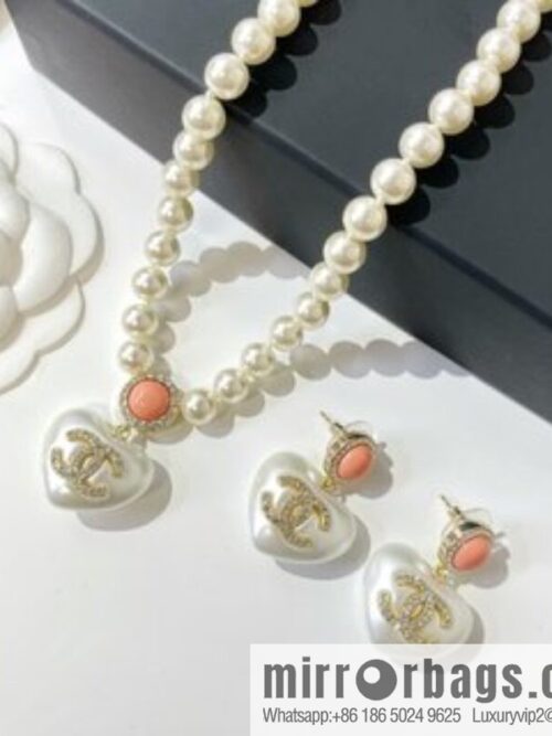 2021 new Chanel double c peach heart earrings necklace