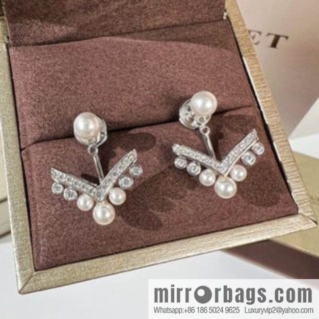 Chaumet Paris CHAUMET pearl V stud earrings
