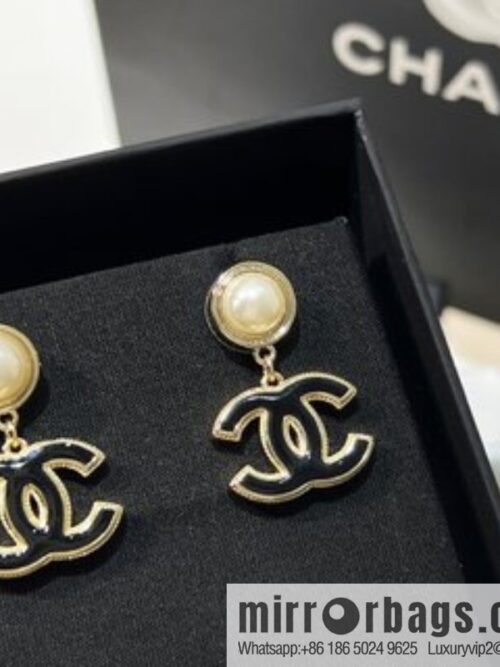 i1655043126_6917_1-800x800ei5vxj1sqwo19801_20250716015310.jpg New ☑️ Chanel double c pearl enamel oil stud earrings