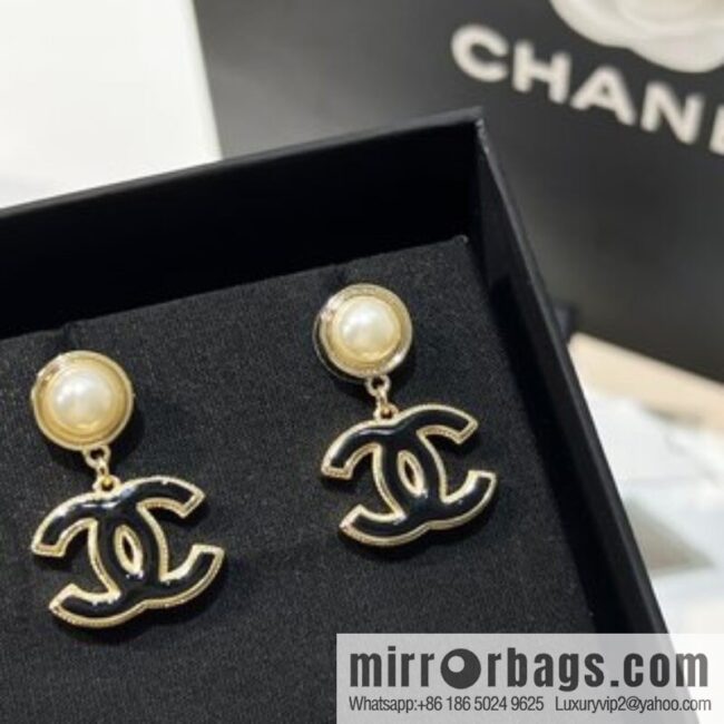New ☑️ Chanel double c pearl enamel oil stud earrings