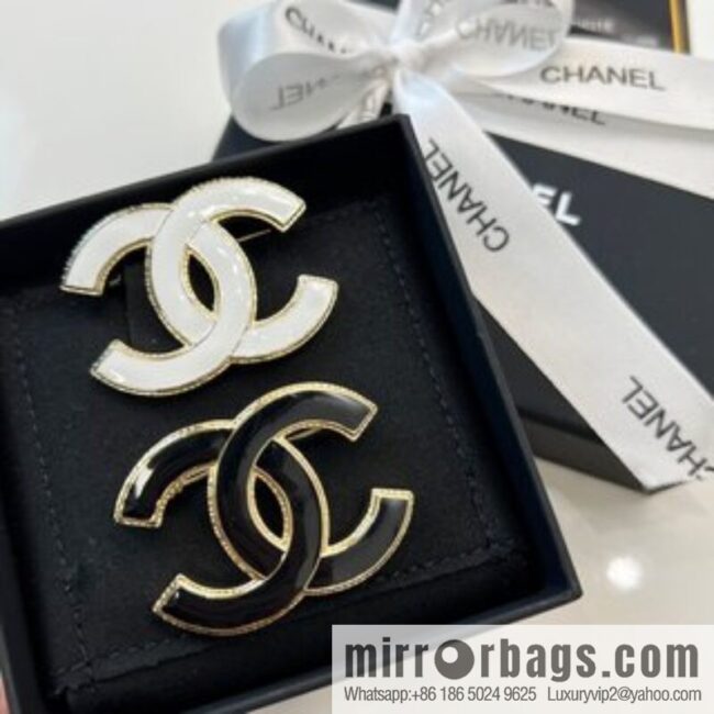 New ☑️ Chanel double c enamel drip oil black and white brooch