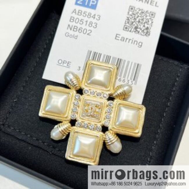 New ☑️ Chanel double c square pearl brooch
