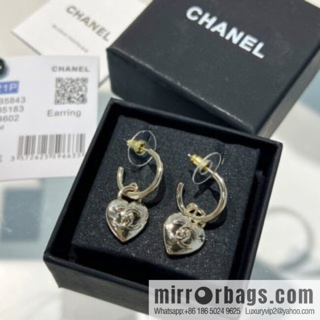 New ☑️ Chanel heart love stud earrings