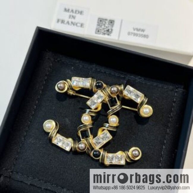 New ☑️ Chanel double c square diamond powder pearl brooch