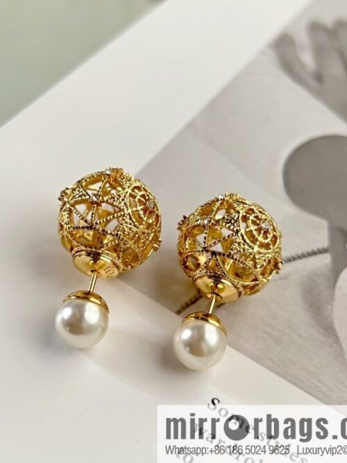 i1661504181_5127_3-800x800o44xdg1azrx7960_20250716000647.jpg New ☑️ Dior cut-out pearl stud earrings