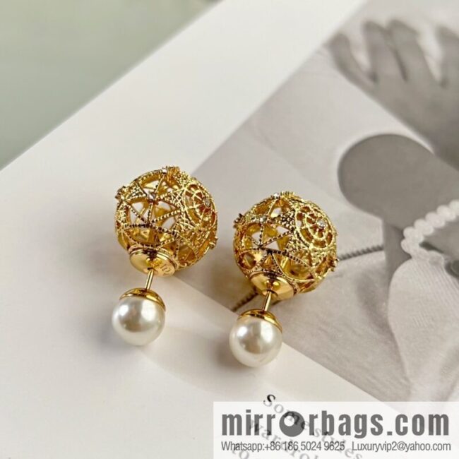 New ☑️ Dior cut-out pearl stud earrings