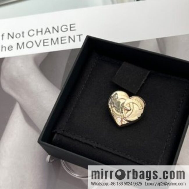 New ☑️ Chanel gold double c peach heart brooch