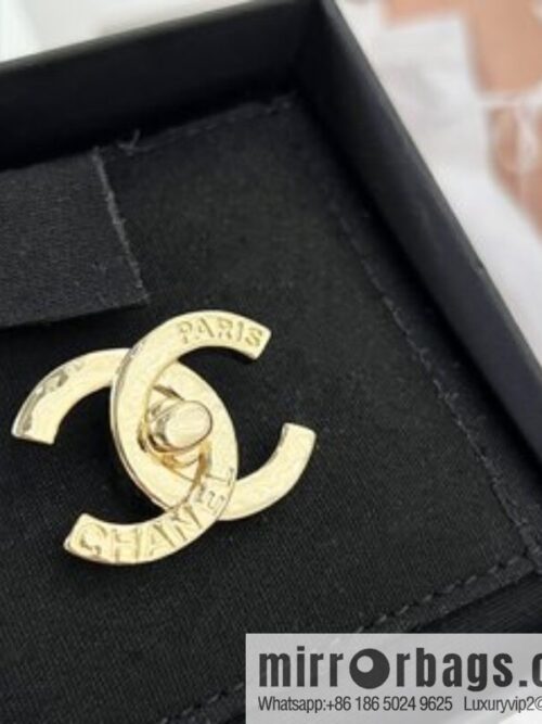 i1661948019_586_1-800x800a0k3exdak007674_20250716000409.jpg New ☑️ Chanel gold double c brooch