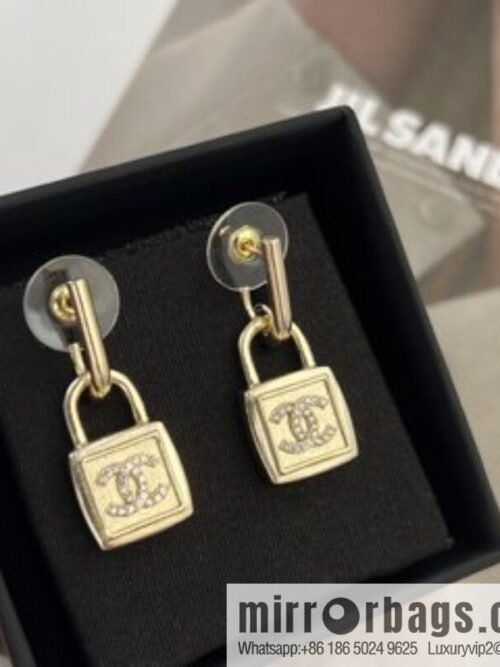 i1665235483_5421_1-800x800ilhnltnyagf931_20250715230125.jpg New ☑️ Chanel gold double c lock stud earrings