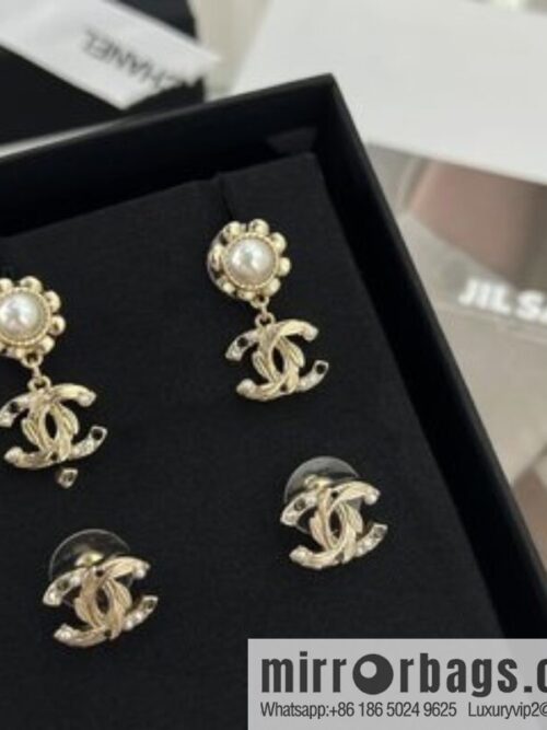 i1665981482_517_1-800x800m1si0yo3c5u482_20250715225722.jpg New ☑️ Chanel double c stud earrings
