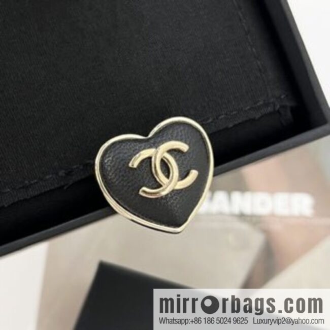 New ☑️ Chanel double c peach heart brooch