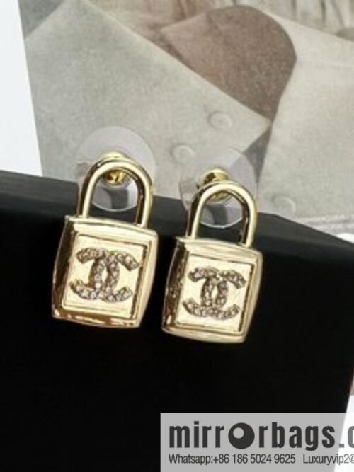 i1666879132_2618_0-800x800dbsap2e2nkb206204_20250709072205.jpg New ☑️ Chanel c1 double c lock 🔒 stud earrings