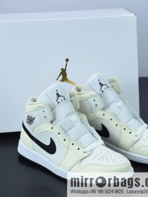 Air Jordan 1 Mid AJ1 Joe 1 milk white coconut milk, Zhongbang basketball shoes, item number: BQ6472-121