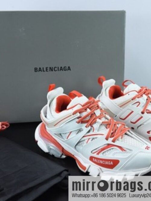 o_1gdna18mprb71c6d1n4pdp3dkmaq-800x800v24wyc53cmz60506_20250719005149.jpg Balenciaga, three generations of 3.0 white and red Balenciaga, three generations of outdoor concept shoes
