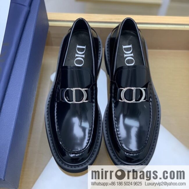 Dior selected leather to make men\'s loafers