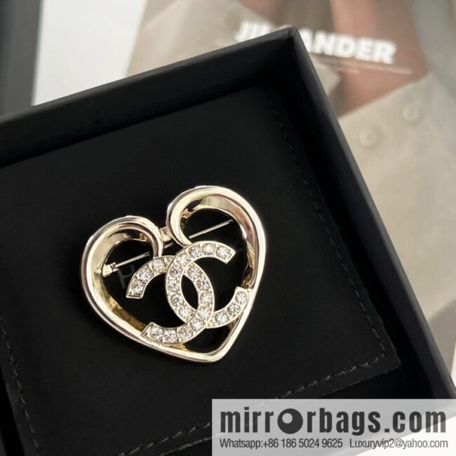 New ☑️ Chanel double c gold peach heart love brooch