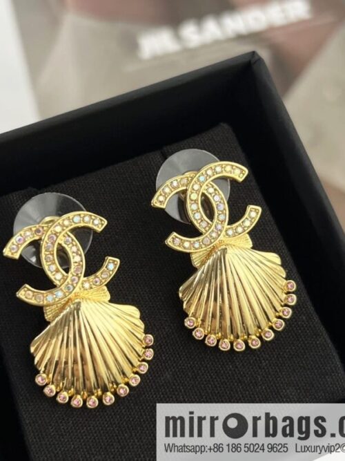 wsxc1670501767574_0-800x800y5wrnxxei1n202098_20250709053133.jpg New ☑️ Chanel double c gold shell 🐚 stud earrings