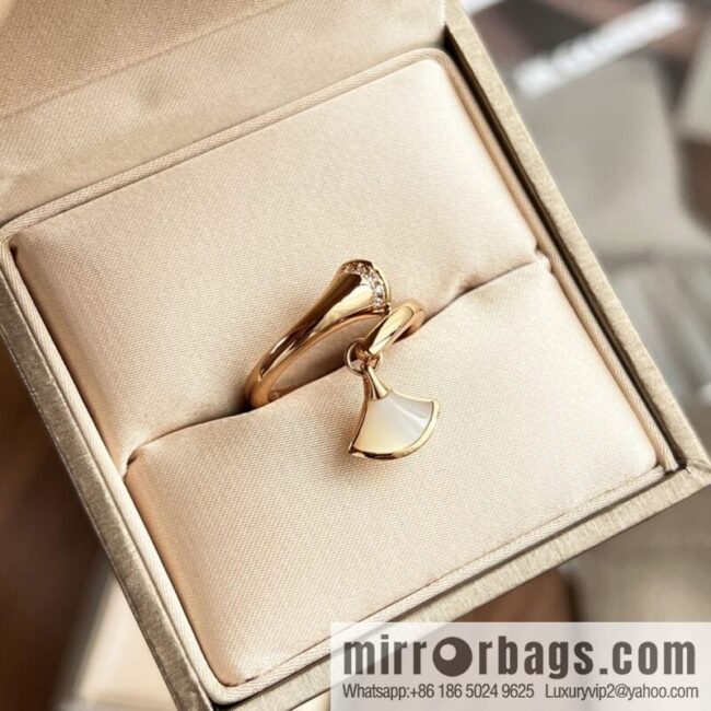 BVLGARI Bulgari classic red chalcedony white fritillary fan ring