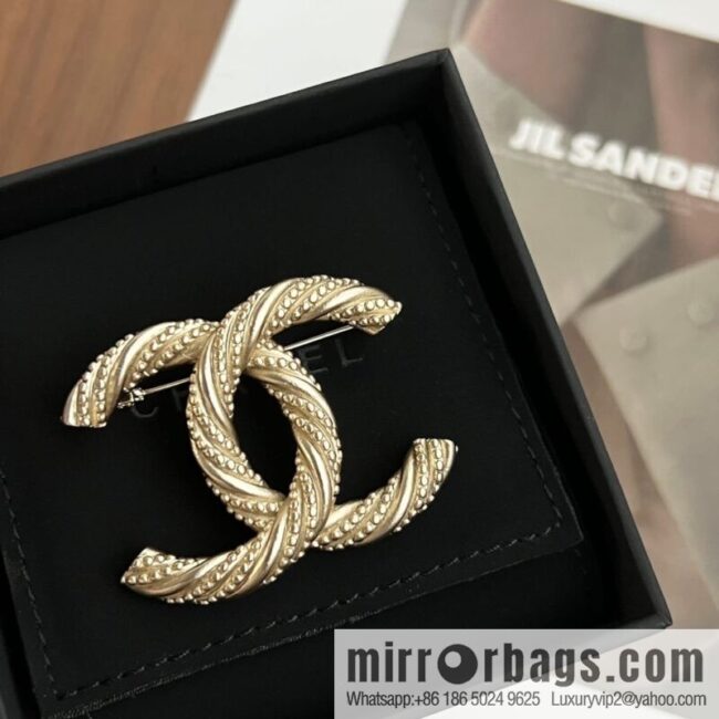 New ☑️ Chanel gold double c brooch