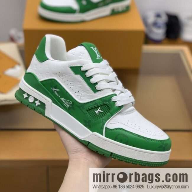 LV/Louis Vuitton uses color-matching calfskin to make high-end men\'s sports running shoes