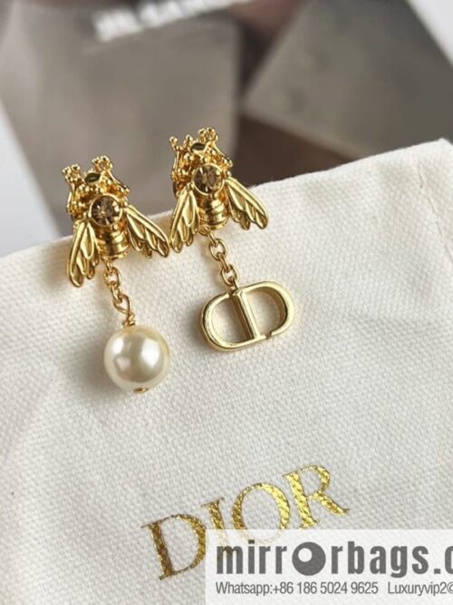 New ☑️ Dior Bee CD pearl stud earrings