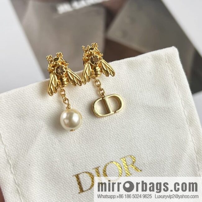 New ☑️ Dior Bee CD pearl stud earrings