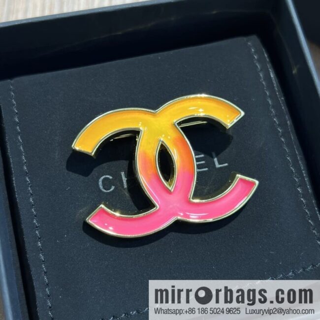 New ☑️ Chanel double c gradual change pink brooch