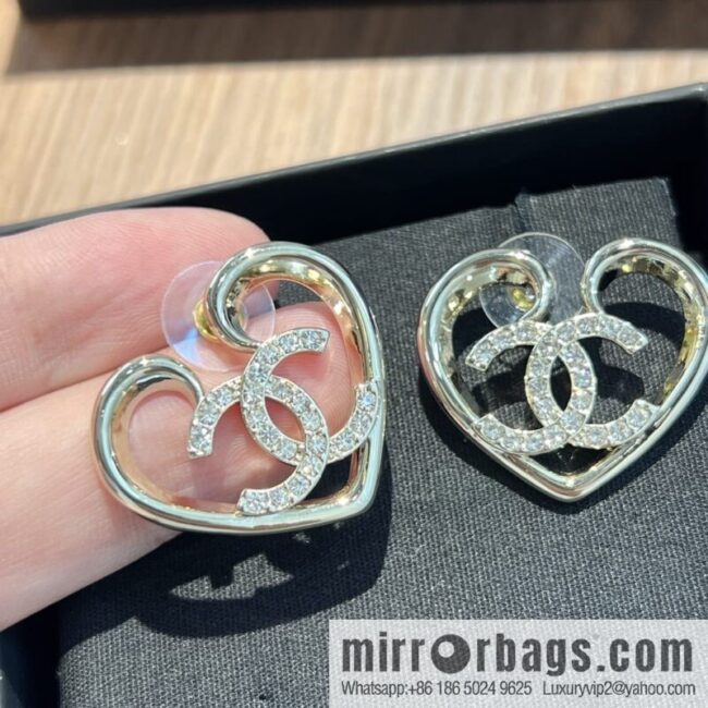 New ☑️ Chanel c1 double c cut-out peach heart love stud earrings