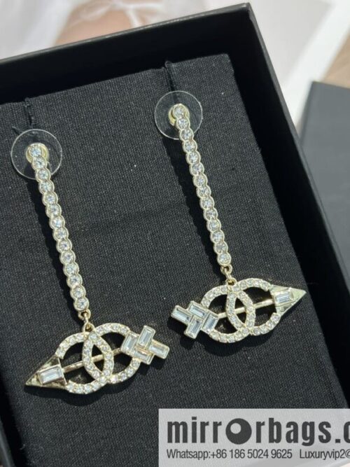 wsxc1672405372298_0-800x800wrdhaeeux13198572_20250709035642.jpg New ☑️ Chanel double c arrow stud earrings