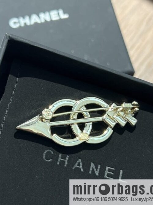 wsxc1672405374028_4-800x80025w40quaw2o198564_20250709035627.jpg New ☑️ Chanel double c arrow brooch