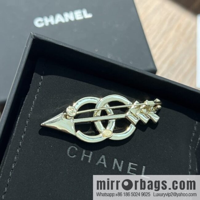 New ☑️ Chanel double c arrow brooch