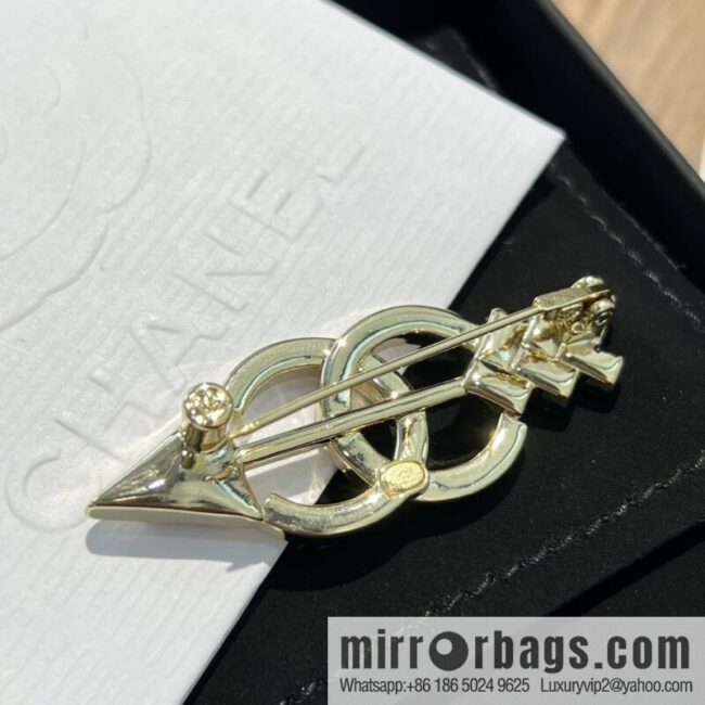 New ☑️ Chanel Double C Arrow Hairpin